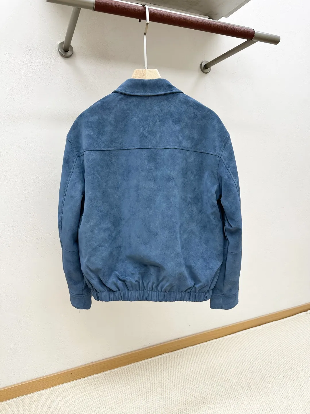 【New Product】Shanghai Trading Company channel product, 100% pure quality, new product for early autumn 2026, officially sold simultaneously! ! Brun*llo Cucin*ill Family Men's Premium Business Casual Lapel Jacket/Coat. Fashion with a typical Italian style is very sophisticated in terms of fabric selection and craftsmanship. It is very consistent with the BC aesthetic tone. It is low-key and luxurious, elegant and noble. The overall design draws on BC's advanced minimalist style and urban light luxury style! Produced by Italy's top 100-year-old fabric manufacturer, the suede fabric is supplied to customers. It is of aristocratic grade and has first-class fabric properties. The overall appearance is extremely fine suede, with high-density waterproof, windproof and anti-fouling properties. It has excellent breathability, delicate touch, extremely strong texture, very lightweight, full of stiffness, and is an easy-care and high-end fabric! The accessories are made of Classic yarn-dyed striped contrasting material, which is smooth and skin-friendly, and has a strong sense of experience! The details are exquisite, the accessories are custom-made, the double-zipper opening and closing design, and the versatile and simple Versatile color matching are suitable for various daily wear and can control any body shape. The upper body is capable and full of spirit, and is full of fashionable accents, which can easily highlight your temperament and style! It can be easily used in business commuting, leisure outings, golf and other scenes. It is a high-efficiency and highly wearable item in the wardrobe! It's something you can meet but can't ask for! Color: Brown Blue Gray Black Size: S M L XL code: Shoulder width 56cm - Bust 128cm - Clothing length 66cm - Sleeve length 60cm XXL code: Shoulder width 57cm - Bust 132cm - Clothing length 67cm - Sleeve length 61cm